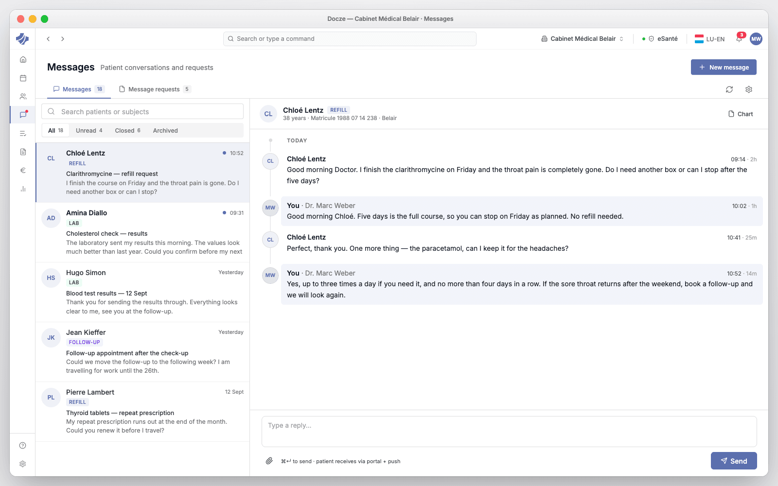 Messages in Docze: a conversation with a patient, and incoming requests waiting for your decision
